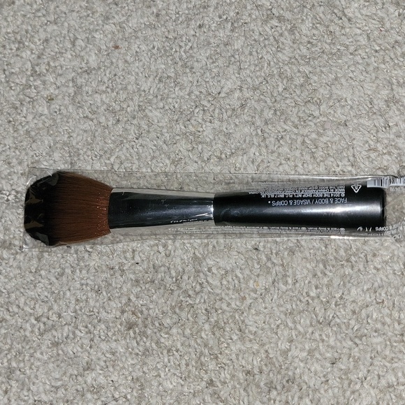The Body Shop Face and Body Brush - Picture 3 of 3